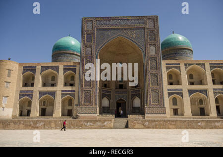 Buchara, Usbekistan - 28. April 2015: mit traditionellen ornament Fassade von mir gestaltet - ich Arabischen Madrasah, das historische Zentrum von Buchara, Usbekistan (Uneso Stockfoto