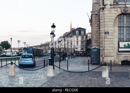 Bordeaux, Frankreich - 22. Juli 2018: Stadtbild bei Sonnenuntergang von der Place de la Bourse Stockfoto