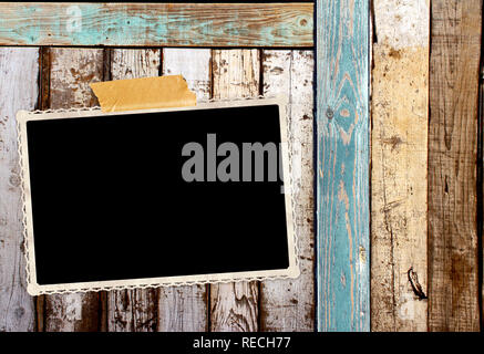 Retro Foto auf alte hölzerne Wand mit Brettern mit Risse im Lack. Mock up Vorlage. Kopieren Sie Platz für Ihren Text Stockfoto