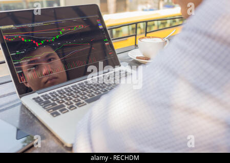 Investor gerade die Änderung der Börse auf dem Laptop. Stockfoto