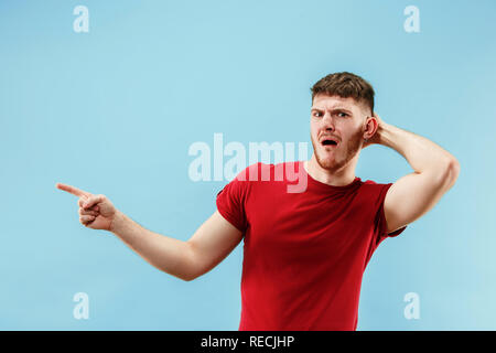 Ew. Es ist so gross. Junger Mann mit angewiderten Ausdruck etwas herzögliches Heer zurück. Ekel Konzept. Junge Mensch. Menschliche Gefühle, Mimik Konzept. Studio. Am trendigen Blau isoliert Stockfoto