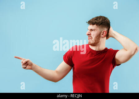 Ew. Es ist so gross. Junger Mann mit angewiderten Ausdruck etwas herzögliches Heer zurück. Ekel Konzept. Junge Mensch. Menschliche Gefühle, Mimik Konzept. Studio. Am trendigen Blau isoliert Stockfoto