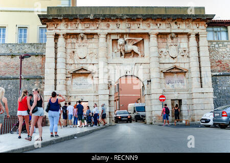 Altes Stadttor in der Altstadt von Zadar, Kroatien Stockfoto