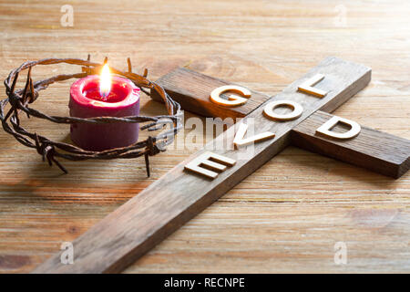 Ostern christian Holzkreuz mit der Aufschrift "Gott ist die Liebe" abstrakte Religion Hintergrund Stockfoto