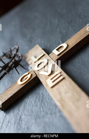 Ostern christian Holzkreuz mit der Aufschrift "Gott ist die Liebe" abstrakte Religion Hintergrund Stockfoto