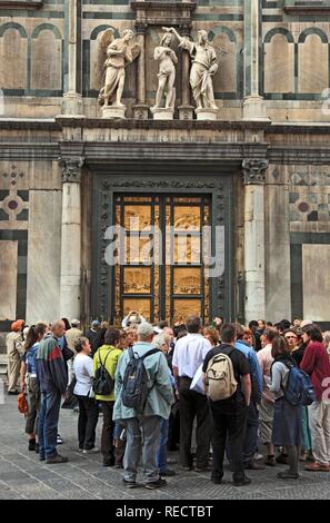 Gruppe von Touristen vor der "Gates Of Paradise" auf dem Osten Portal des Baptisteriums in Florenz, Florenz, Toskana, Italien Stockfoto