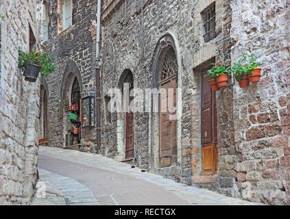 Gasse in der Altstadt von Assisi, Umbrien, Italien, Europa Stockfoto