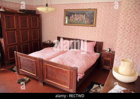 Schlafzimmer am Hennebergisches Freilichtmuseum open-air-Museum in der Nähe des Kloster Vessra, Hildburghausen, Thüringen Stockfoto