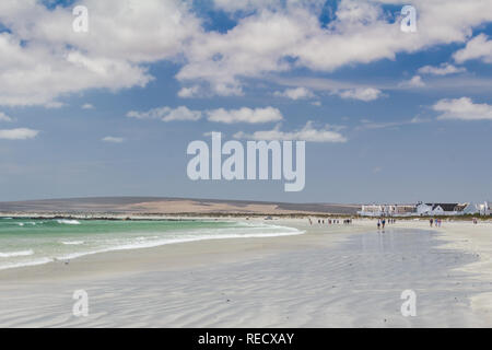 Paternoster, Westküste, Südafrika - 22. Dezember 2018: kleines Feriendorf mit Menschen zu Fuß auf die Ebbe Strand bei Paternoster auf Th Stockfoto