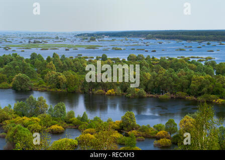 die Ufer des Flusses Desna, ein Blick von Nowgorod-Siverskyi Heilands Verklärung Kloster, Ukraine Stockfoto