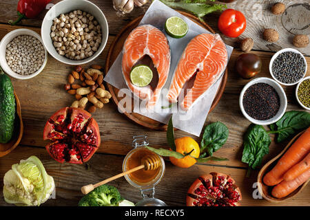 Gesunde Nahrungsmittel (Getreide, Samen, Fisch, Gemüse und Früchte) Ansicht von Oben. Flach Stockfoto