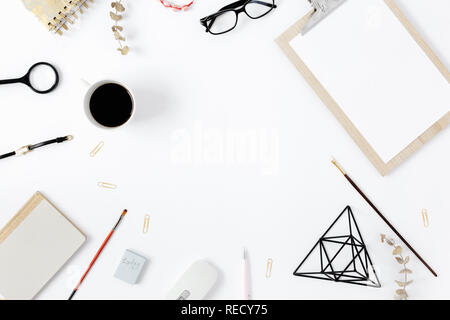 Rahmen von Büromaterial. Arbeitsbereich mit Bürobedarf. Flach Draufsicht Büro Schreibtisch Stockfoto