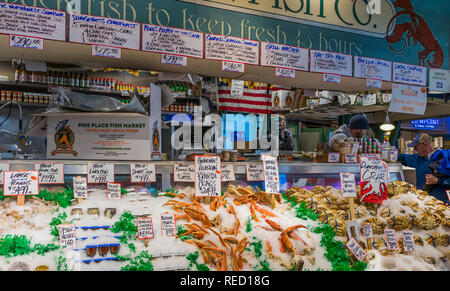 Seattle, Washington, USA - 28. Oktober 2018. Pike Place Fish Market", wo Sie werfen den Fisch" in der Innenstadt von Seattle. Stockfoto