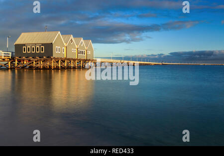 Ein winter Sonnenaufgang am Busselton Jetty, Western Australia. Stockfoto