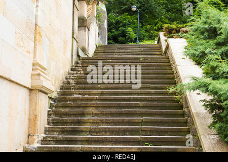 Stein Treppe einen Gang durch einen Park Stockfoto