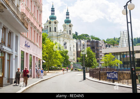 Karlsbad, TSCHECHISCHE REPUBLIK - 12. JUNI 2017: schöne Straße in Karlsbad, Tschechische Republik. Es ist das meistbesuchte Kurort in der Tschechischen Republik Stockfoto