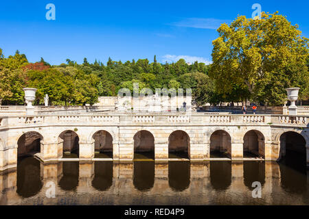 Les Jardins de la Fontaine ist ein öffentlicher Park in Nimes in Südfrankreich Stockfoto