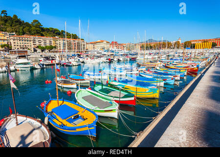 Schönen Hafen mit Booten und Yachten. Nizza ist eine Stadt an der Französischen Riviera und an der Cote d'Azur in Frankreich. Stockfoto