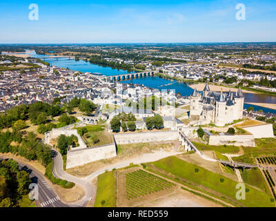 Saumur Stadt Antenne Panoramaaussicht, Tal der Loire in Frankreich Stockfoto