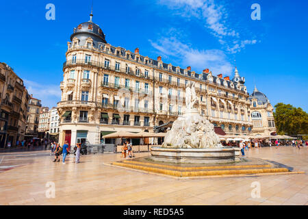 Brunnen der drei Grazien an der Place de la Comedie, Hauptplatz in Montpellier Stadt in Südfrankreich. Die Menschen sind mit verschwommenen Gesichter. Stockfoto