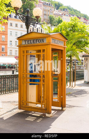 Karlsbad, TSCHECHISCHE REPUBLIK - 12. JUNI 2017: Vintage Telefonzelle am Ufer des Flusses Tepla. Stockfoto