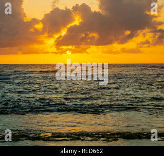 Golden sunrise in San Andrés, Kolumbien. Stockfoto