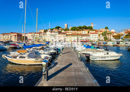 CANNES, Frankreich - 25. SEPTEMBER 2018: Cannes portl Panoramablick. Cannes ist eine Stadt an der Französischen Riviera und an der Cote d'Azur in Frankreich. Stockfoto