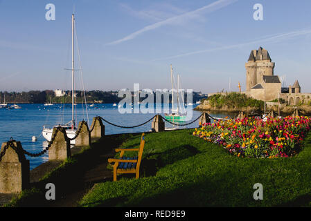 High Tide Bretagne Landschaft - Saint-Malo, Frankreich/Paysage de bord de mer à Marée Haute à Saint Malo, Bretagne. Stockfoto