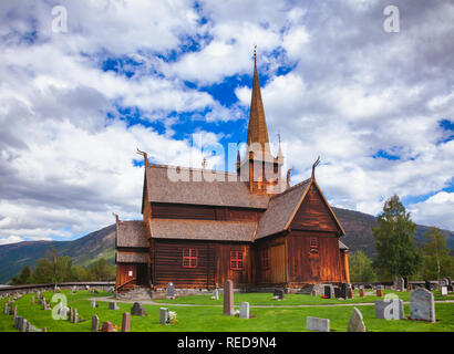 12. jahrhundert Holz- dreischiffige Hallenkirche Lom Stabkirche Lom (stavkyrkje), eine der ältesten verbliebenen Stabkirchen in Norwegen, Fossbergom, Oppland, Norwegen, Stockfoto