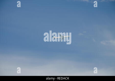 Das Flugzeug Passagier vor dem Hintergrund der blauen Himmel fliegen Stockfoto