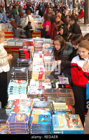 Jugendlich kaufende Rosen der Tag des Sant Jordi auf der Ramblas de Girona, Katalonien, Spanien Stockfoto