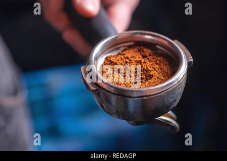Nahaufnahme von barista Holding portafilter für Espresso Kaffeemaschine. Stockfoto