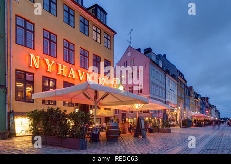 Hafen Nyhavn in Kopenhagen in der Nacht Stockfoto