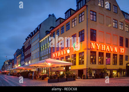 Hafen Nyhavn in Kopenhagen in der Nacht Stockfoto