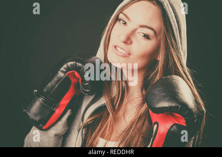 Training für den Kampf vorzubereiten. Sportlichkeit und starken Körper Sport und Fitness gesunder Lebensstil. Junge Frau tragen Sportswear Boxen mit Gegner. Stockfoto