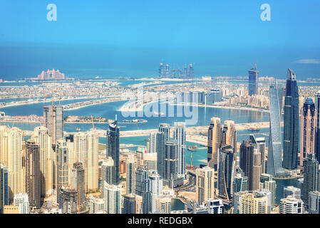 Luftaufnahme von Dubai Marina und Palm Jumeirah Skyline im Hintergrund, Vereinigte Arabische Emirate Stockfoto