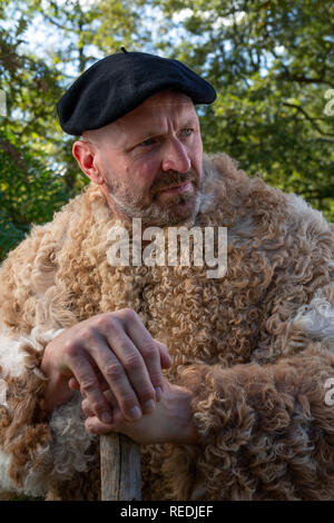 Porträt eines Hirten in seiner traditionellen Berufskleidung und das Tragen eines baskischen Beret (Südwesten Frankreichs). Portrait d'un Berger en Tenue traditionnelle. Stockfoto