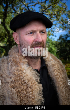 Porträt eines Hirten in seiner traditionellen Berufskleidung und das Tragen eines baskischen Beret (Südwesten Frankreichs). Portrait d'un Berger en Tenue traditionnelle. Stockfoto