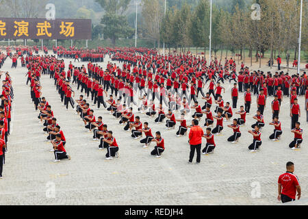 Dengfeng, China - Oktober 16, 2018: die Schülerinnen und Schüler von Martial Arts School Zug auf den Platz. Shaolin Tempel. Stockfoto