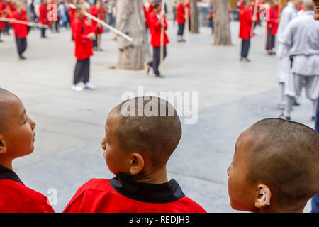 Dengfeng, China - Oktober 16, 2018: Schüler der Martial Arts School sind auf dem Platz in der Nähe des Shaolin Tempel. Stockfoto