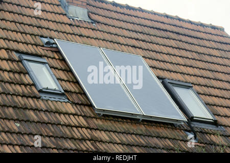 Solar Batterie auf dem Dach des City House (Dach - Integrierte solar array) zwischen zwei Dachgauben. Baden-Baden Stockfoto