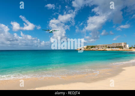 Simpson Bay, St. Maarten - Dezember 17, 2018: ein Flugzeug Landung an der Princess Juliana International Airport fliegen tief über Wasser an Maho Beach i Stockfoto