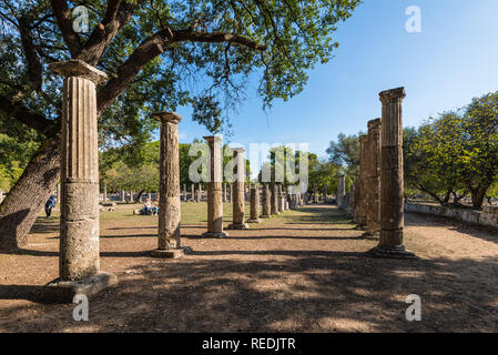 Olympia, Griechenland - 31. Oktober 2017: Zwei Reihen von steinernen Säulen - antiken Säulen an der archäologischen Ausgrabungsstätte von Olympia in Griechenland. Stockfoto