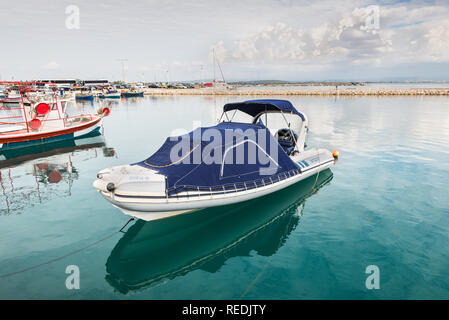 Katakolon, Griechenland - 31. Oktober 2017: Speed Boote im Hafen von Katakolon (Zio), Griechenland günstig. Stockfoto