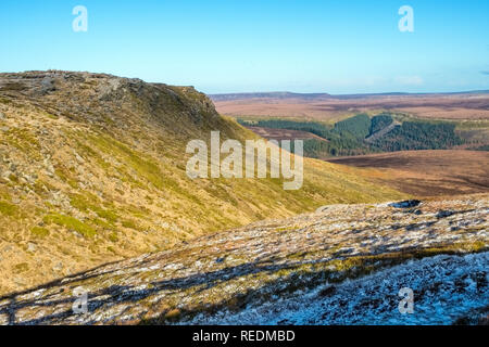 Auf der Suche nach fairbrook Naze am nördlichen Rand des Kinder Scout im Peak District National Park, Derbyshire, Großbritannien Stockfoto