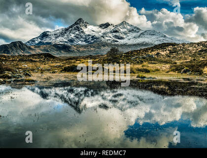 Die cuillin spiegeln sich in einer winzigen Lochan in der Nähe von Sligachan. Die Isle of Skye Schottland Stockfoto