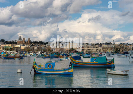 Traditionelle maltesische Fischerboote im Hafen von Marsaxlokk, Malta festgemacht. Stockfoto