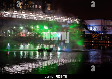 Winter Lights Festival 2019. Interaktive Installationen in Canary Wharf. Norden Dock Adam Plaza - Aura von Ronan Devlin Stockfoto