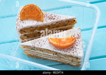 Zwei Scheiben von leckeren Karottenkuchen in einem Container Stockfoto