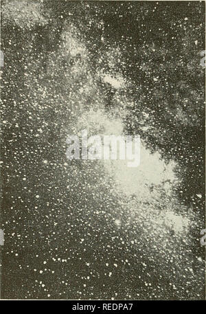 . Die Zusammensetzung von Meerwasser: Vergleichende und beschreibenden Ozeanographie. Meerwasser -- Komposition. 336 [Kap. 16. Abb. 10. Sterne Wolken und ü-scuring nebulosity des galaktischen Zentrums in der Sagittarius-Scorpius Region der Milchstraße Foto - am 23. April 1961 in Graphikform, aus R.V. Kette in Lat. 01°22' Nord, lang. 17° 22' West während des Zeitraums 0430 bis 0500 G.M.T. mit dem gleichen Objektiv und Equip- ment für Bild verwendet. 9. Der Guide Star war Rasalhague. Norden oben.. Bitte beachten Sie, dass diese Bilder aus gescannten Seite Bilder, die digital für die Lesbarkeit erhöht worden sein können extrahiert werden - co Stockfoto